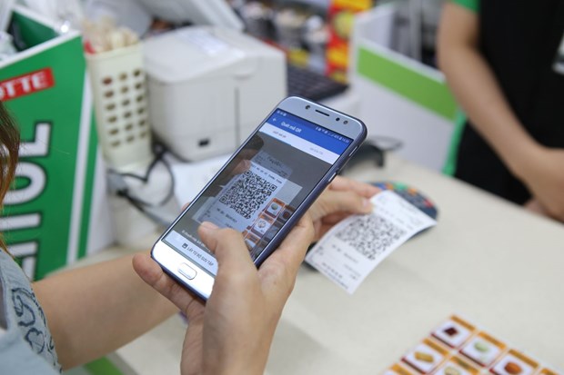 A customer makes payment via a QR code at a supermarket. (Illustrative photo: baotintuc.vn)
