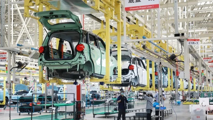 Các loại xe năng lượng mới, bao gồm xe hybrid và xe chạy bằng pin, đã chứng kiến ​​doanh số bán hàng tăng vọt ở Trung Quốc bất chấp sự sụt giảm của thị trường xe hơi nói chung. Trong ảnh là một nhà máy sản xuất xe năng lượng mới chưa được đặt tên ở tỉnh Giang Tô vào ngày 13 tháng 6 năm 2022.