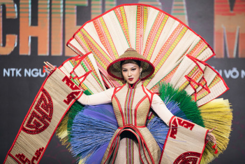"Chiếu Cà Mau" đoạt giải nhất trang phục dân tộc Hoa hậu Hoàn vũ Việt Nam 2022