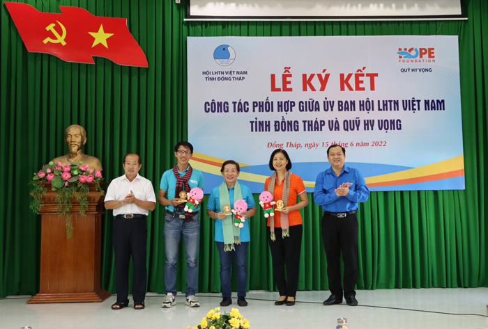 Ông Đoàn Tấn Bửu và ông Huỳnh Minh Thức trao quà lưu niệm, cảm ơn Ban lãnh đạo Quỹ Hy vọng.