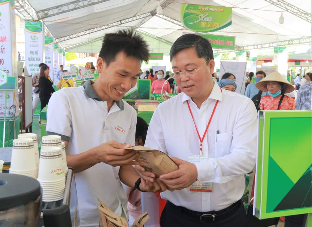 Ông Lê Trí Thanh, Chủ tịch UBND tỉnh Quảng Nam đến dự khai mạc và thăm quan các gian hàng trưng bày tại Techfest Quang Nam 2022