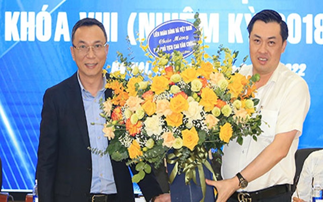 Quyền Chủ tịch VFF - Trần Quốc Tuấn đã thay mặt BCH VFF gửi lời chúc mừng và tặng hoa Phó Chủ tịch Cao Văn Chóng