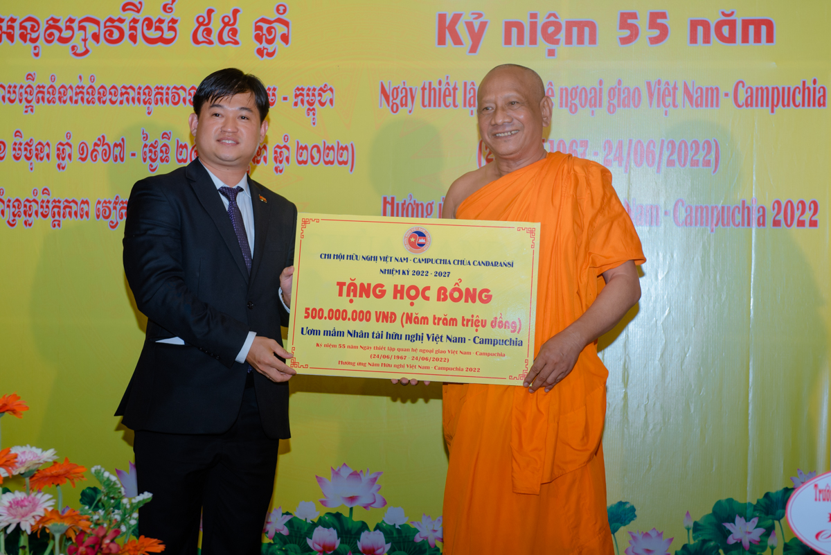 ông Sok Dareth – Tổng lãnh sự Vương quốc Campuchia tại TP. Hồ Chí Minh và Đại diện cho Phật giáo - Hòa thượng Danh Lung
