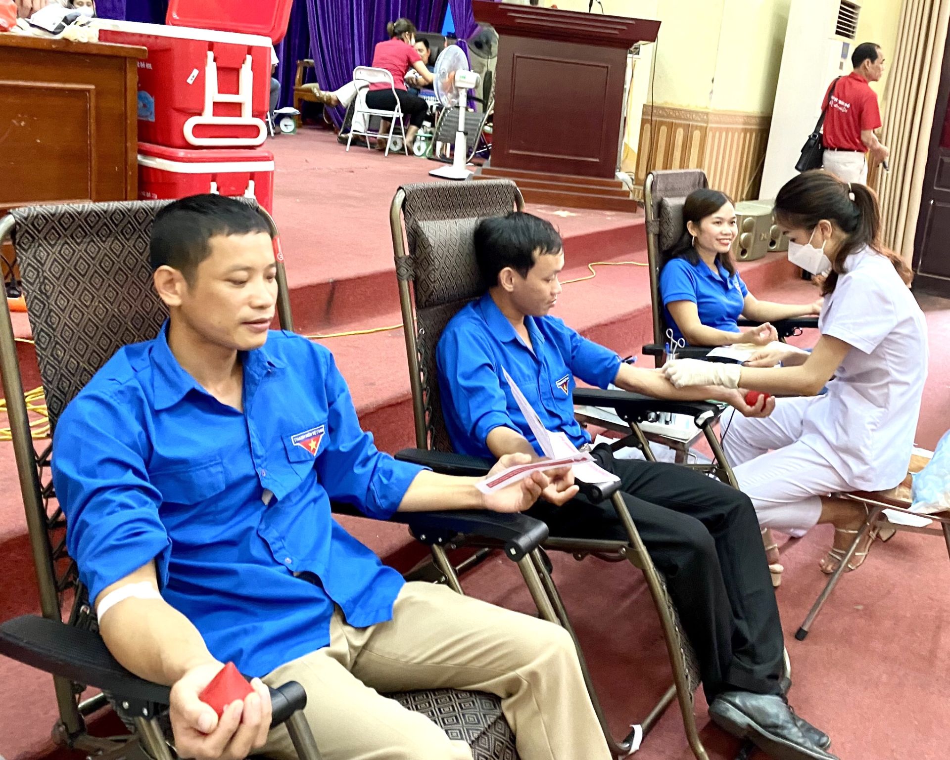 Các tình nguyện viên tham gia hiến máu nhân đạo tại huyện Hạ Hòa tỉnh Phú Thọ.