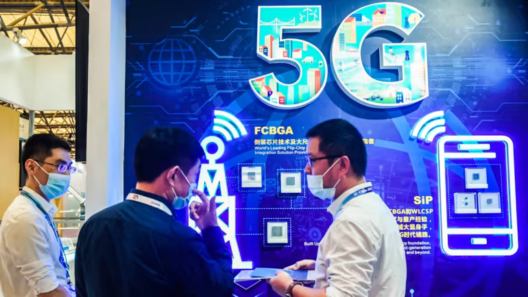 Khách tham quan kiểm tra chip 5G tại hội chợ thương mại Trung Quốc năm 2020. © AP