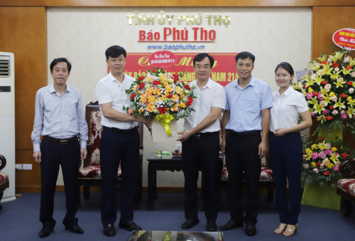 Chủ tịch Hội Nhà báo tỉnh Phu Thọ nhận láng hoa chúc mừng của Giám đốc Sử Thông tin và truyền thông