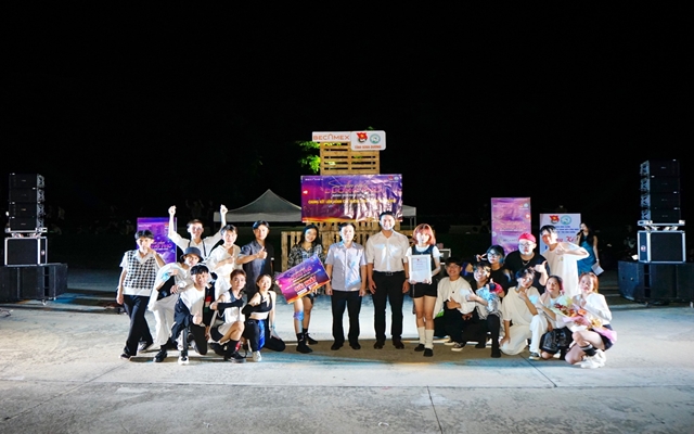 Ông Đỗ Văn Phùng – Giám đốc trung tâm hỗ trợ TNCN và LĐT tỉnh (giữa bên trái) và ông Nguyễn Minh Quân - Quản lý hệ thống rạp chiếu phim CGV bình dương  (giữa bên phải) Đã trao giải Nhất cho Nhóm Sailing 36 dance team