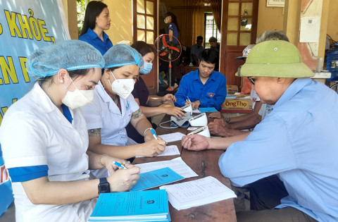 Đoàn các thầy thuốc, y bác sỹ trẻ khám và cấp phát thuốc miễn phí cho người dân tại huyện Tân Sơn (Phú Thọ)