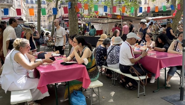 Lễ hội ẩm thực Việt Nam tại Paris thu hút đông đảo người dân địa phương. (Ảnh: TTXVN)