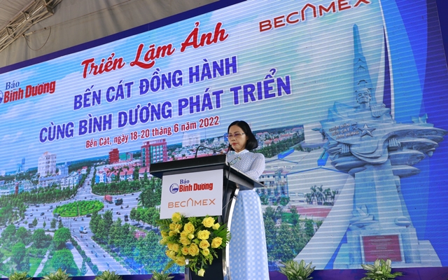 Bà Trần Thị Thảo – PCT UBND Thị xã Bến Cát phát biểu tại buổi lễ