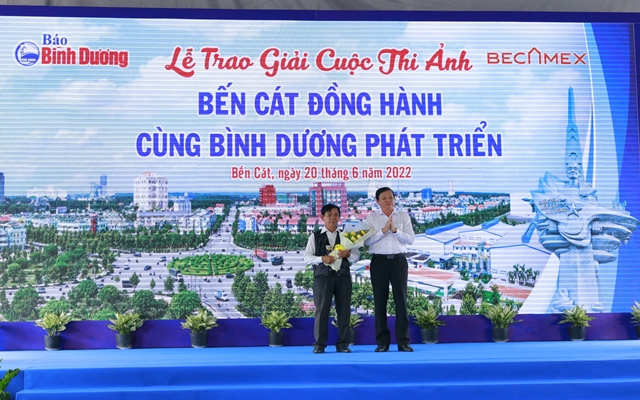 Ông Lê Hữu Phước – Chủ tịch Hội nhà báo Bình Dương trao giải Đặc biệt cho tác giả Hà Quốc Chiến
