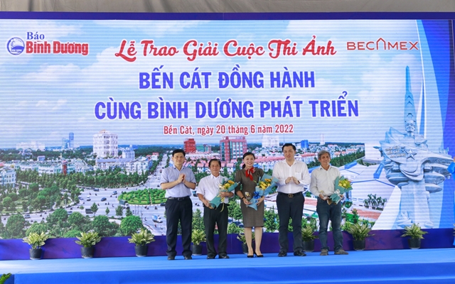 Ông Cao Văn Chóng – PGĐ Sở Văn hoá thể thao và du lịch tỉnh BD và ông Giang Quốc Dũng – Phó TGĐ Tổng công ty Becamex IDC trao giải thưởng cho các tác giả đoạt giải Nhì của cuộc thi.