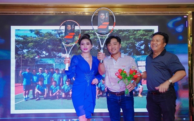 Ông Nguyễn Văn Thức – Giám đốc Công ty TNHH TM DV Cơ giới Linh Kiệt (giữa), trúng đấu giá cặp vợt của VĐV Lý Hoàng Nam