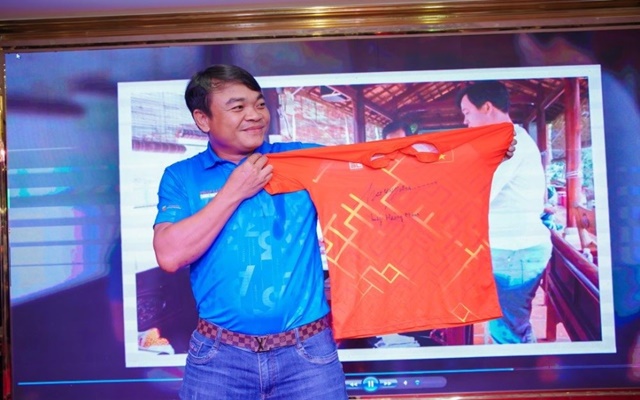 Ông Lê Văn Trọng – Giám đốc Công ty TNHH MTV Thép Tâm Long Phát, trúng đấu giá áo thi đấu của VĐV Lý Hoàng Nam