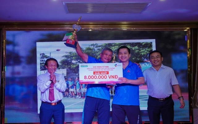 Nhà Báo Lê Hải, Trưởng VPĐD Tạp chí Môi trường Đô thị tại TP.HCM -  trao cup và phần thưởng 8.000.000 VNĐ  cho đội đạt giải nhất tennis từ thiện lần này