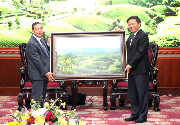 Phó Chủ tịch UBND tỉnh Phú Thọ tặng bức tranh đồi chè Long Cốc cho Đại sứ CHDCND Lào.