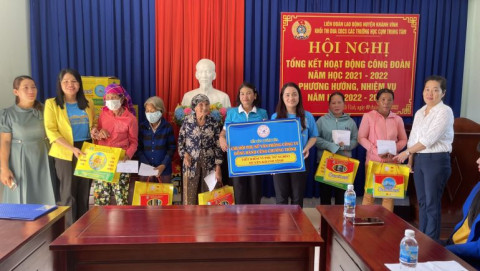 Chi hôi Phụ nữ Công ty Yến sào Khánh Hòa tặng quà cho phụ nữ nghèo huyện Khánh Vĩnh