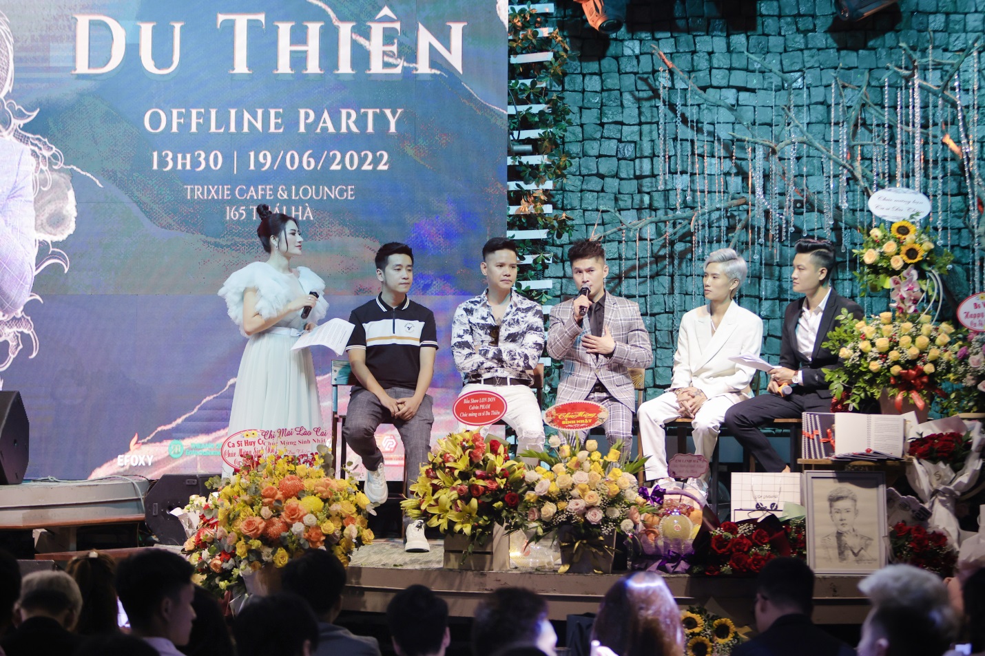 Ca sĩ Du Thiên tổ chức buổi offline chúc mừng sinh nhật và kỷ niệm 11 năm ca hát của mình