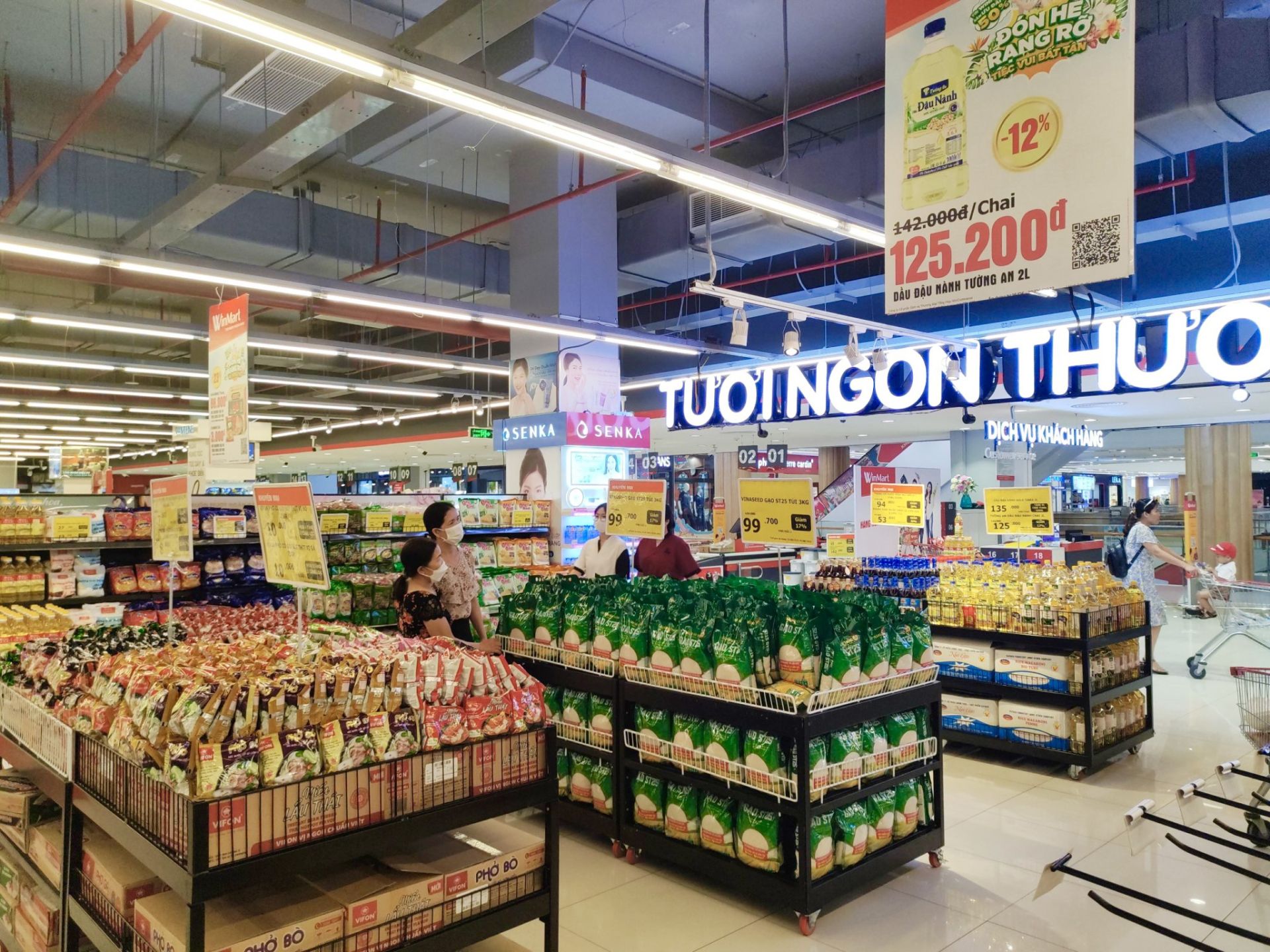 WinMart/WinMart+ cũng đẩy mạnh kênh bán hàng online song hành cùng hình thức mua sắm truyền thống trực tiếp tại các siêu thị, cửa hàng