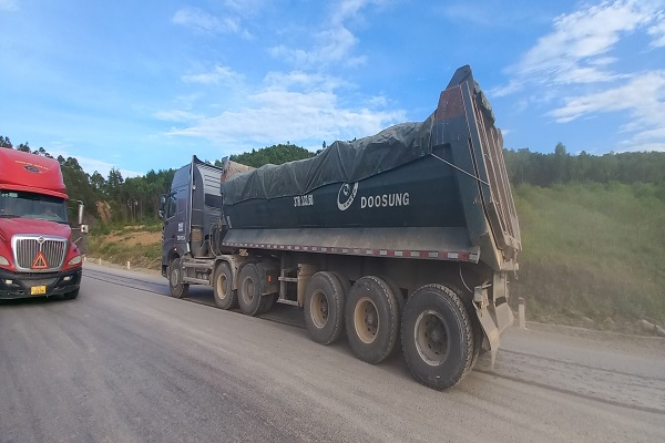 Xe có dấu hiệu quá tải chở đất từ mỏ Hùng Thành xã Quỳnh Vinh hoành hành trên quốc lộ 48D đoạn qua thị xã Hoàng Mai