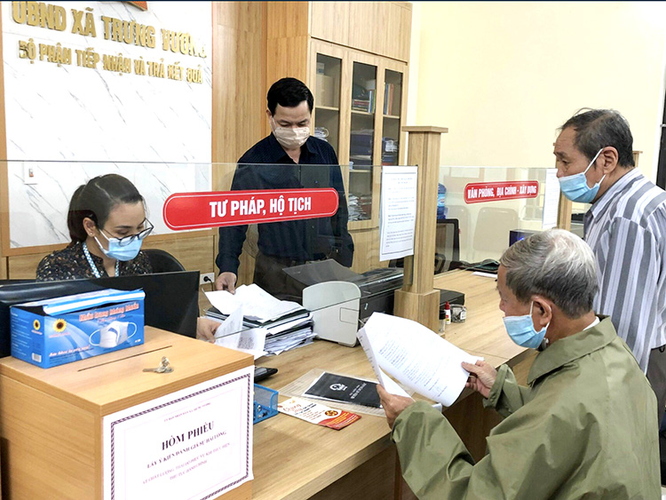 Bộ phận tiếp nhận và trả kết quả của UBND xã Trưng Vương hướng dẫn người dân thực hiện các TTHC liên quan đến lĩnh vực tư pháp- hộ tịch.