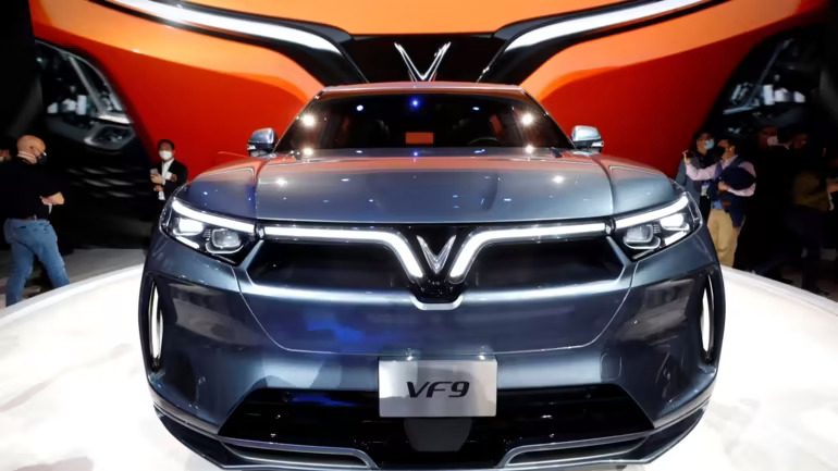 Một chiếc SUV điện VF9 của VinFast được trưng bày tại Trung tâm Hội nghị Las Vegas. Công ty Việt Nam là công ty đầu tiên sản xuất xe điện ở Đông Nam Á. © Reuters