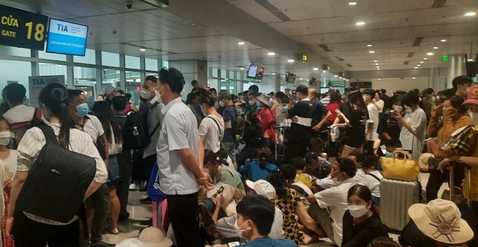 Obsessions and never-ending lines at Tan Son Nhat International Airport.