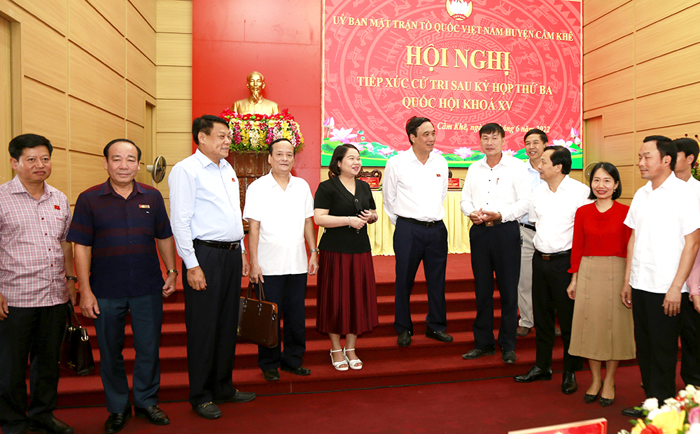 Các ĐBQH tỉnh Phú Thọ trao đổi bên lề với cử tri huyện Cẩm Khê.