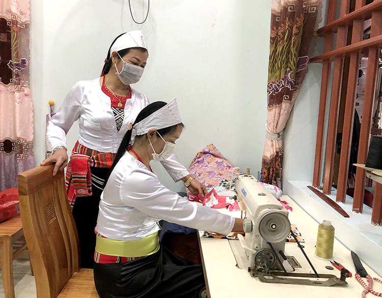 Nhờ được tham gia lớp học sơ cấp nghề may công nghiệp, chị Phùng Thị Mai, ở xã Tân Phú, huyện Tân Sơn và nhiều chị em trong xã đã có việc làm ổn định.
