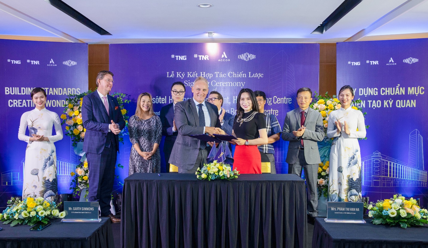 Bà Phạm Thị Vân Hà, Chủ tịch TNR Holdings Vietnam và ông Garth Simmons, Chủ tịch Accor Đông Nam Á, Nhật Bản, Hàn Quốc ký thỏa thuận hợp tác ngày 22/6/2022