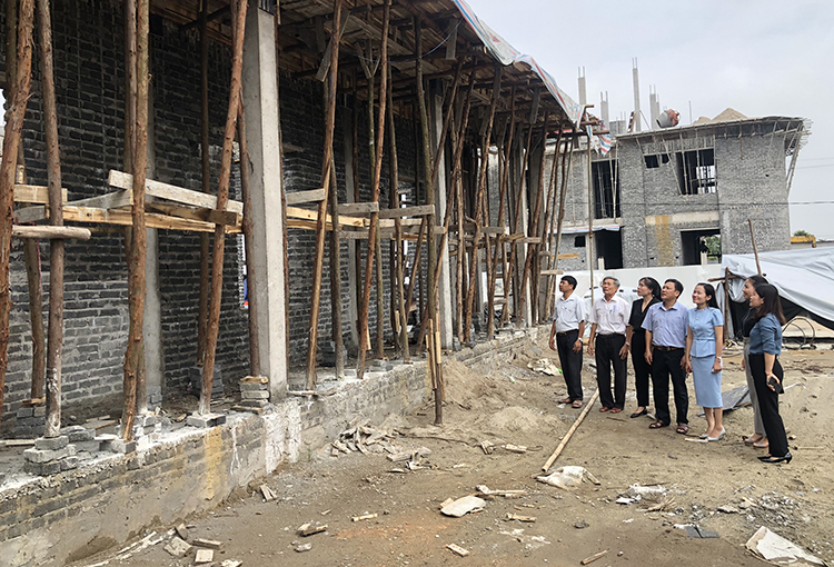 Ban Giám sát đầu tư cộng đồng thực hiện giám sát tại công trình xây dựng Trung tâm học tập cộng đồng, xã Sơn Vi, huyện Lâm Thao (Phú Thọ).