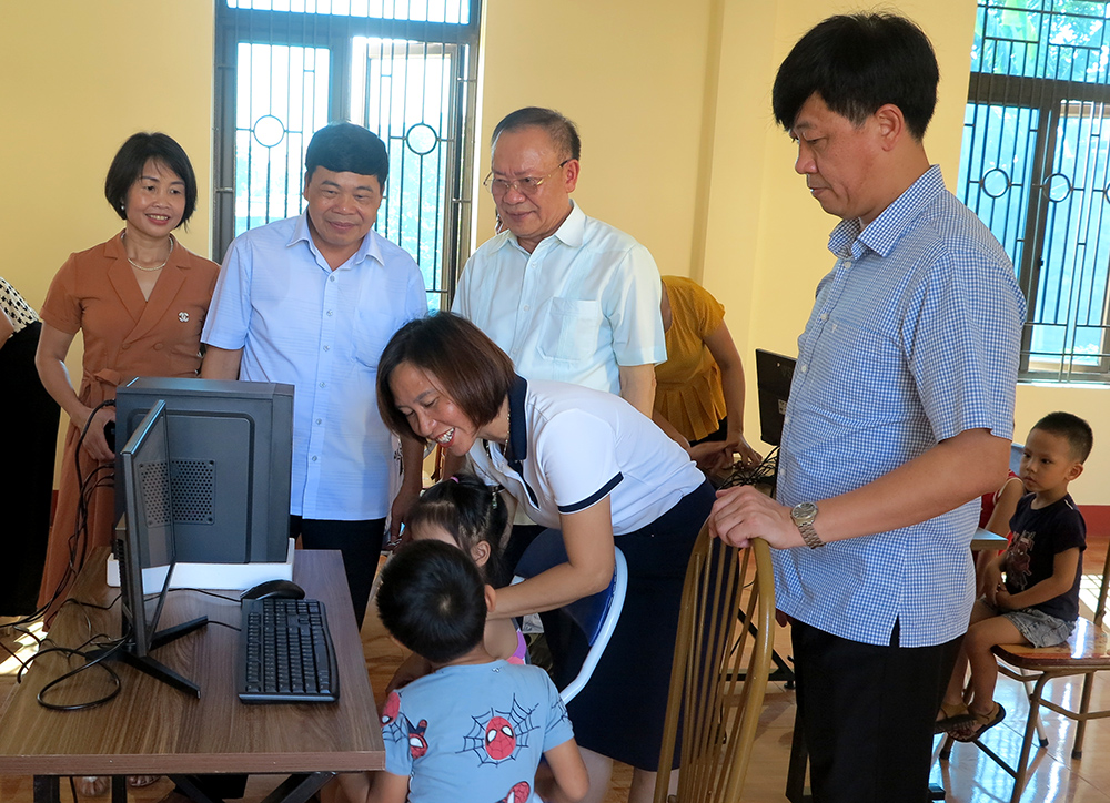 Lãnh đạo Công ty Cp Ao Vua trao tặng phòng học máy tính cho trường mâm non Trung Thịnh tại huyện Thanh thủy (Phú Thọ)