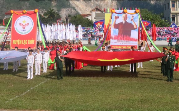 Các đơn vị tham gia diễu hành biểu dương lực lượng tại lễ khai mạc Đại hội TDTT huyện Lạc Thủy lần thứ VII năm 2021