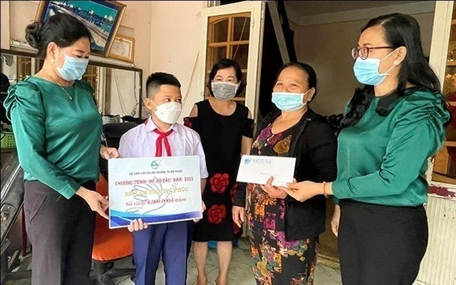 Hội LHPN phường Thuận Phước trao hỗ trợ cho em Lâm Phương Phúc
