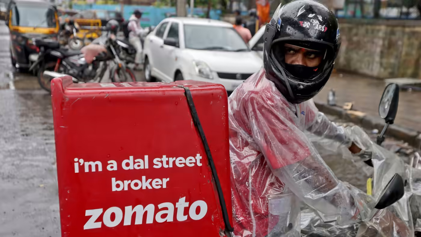Công ty giao hàng thực phẩm của Ấn Độ Zomato đang mua một công ty khởi nghiệp hàng tạp hóa ăn liền tại địa phương khi cạnh tranh nóng lên. © Reuters