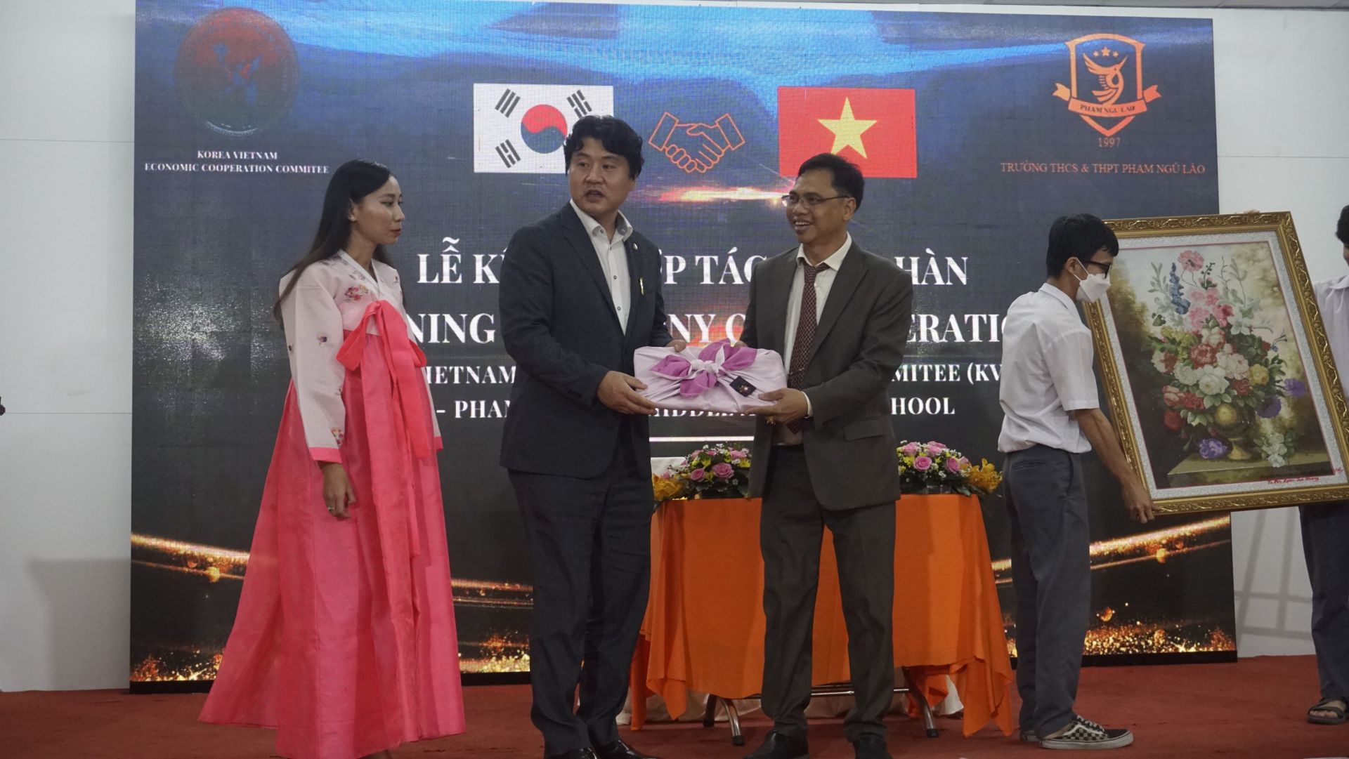 Ông Vũ Khắc Hiệp – CT HĐQT nhà trường và Ông Kwon Jae Haeng – Chủ tịch UB hỗ trợ kinh tế Hàn – Việt trao quà lưu niệm.
