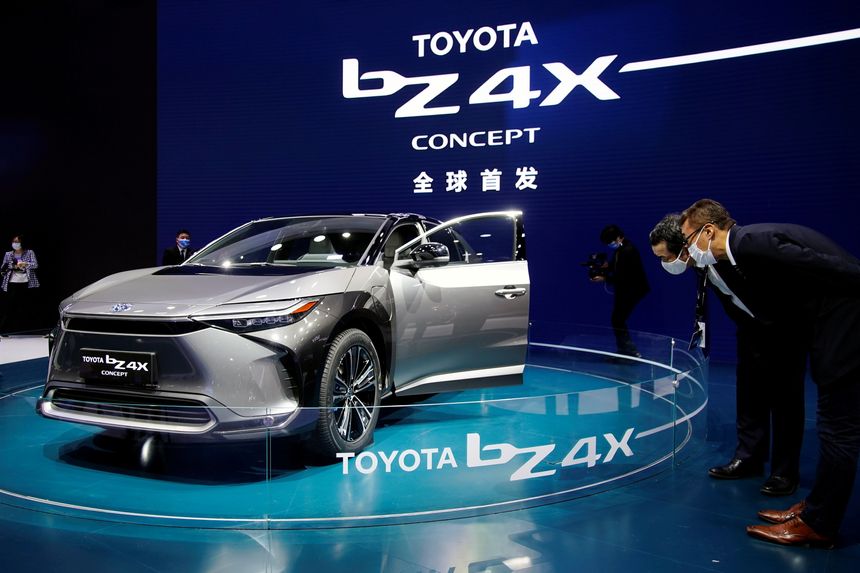 Chiếc bZ4X, được bán ra cách đây khoảng hai tháng, là mẫu ô tô chủ chốt trong kế hoạch tăng cường dòng ô tô điện của Toyota.