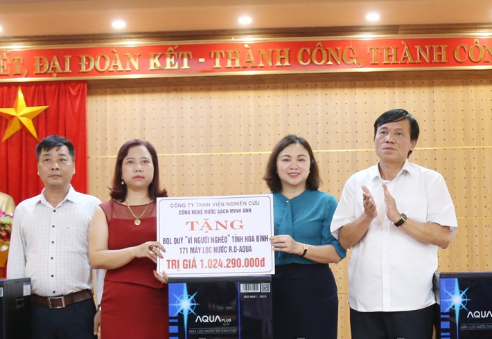 Lãnh đạo UB MTTQ Việt Nam tỉnh tiếp nhận máy lọc nước của Công ty TNHH nghiên cứu công nghệ nước sạch Minh Anh.