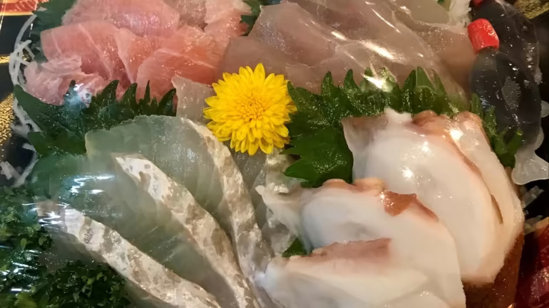 Sashimi từ máy bán hàng tự động có chất lượng cao như mua ở cửa hàng. Gói hàng được mua vào ngày này có bạch tuộc đánh bắt ở tỉnh Ishikawa, cá dẹt và cá ngừ từ tỉnh Niigata.