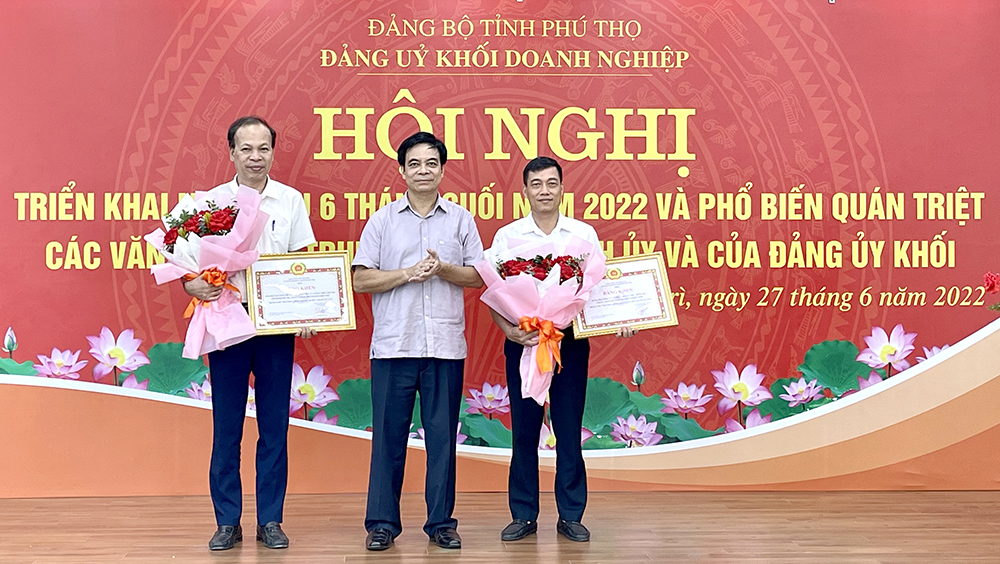 Phó Chủ tịch UBND tỉnh Phú Thọ- Nguyễn Thanh Hải đã trao Bằng khen của BCH Đảng bộ tỉnh cho hai Đảng bộ trực thuộc Đảng ủy Khối Doanh nghiệp tỉnh đạt tiêu chuẩn hoàn thành xuất sắc nhiệm vụ 5 năm liền 2017-2021.