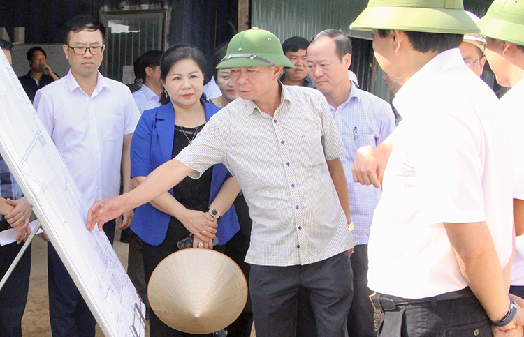 Trưởng Ban Kinh tế - Ngân sách HĐND tỉnh Phú Thọ- Đinh Công Thực kiểm tra thực tế tại Cụm công nghiệp thị trấn Sông Thao