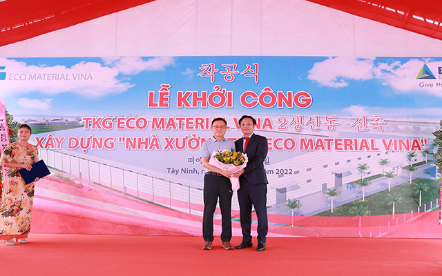 Ông Cho Kwon Jee - TGĐ Công ty CP TKG Eco Material Vina (trái)