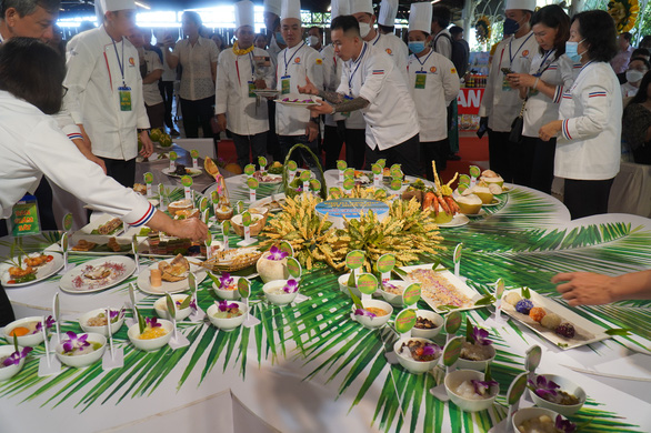 Ngày 27-6, UBND tỉnh Bến Tre tổ chức sự kiện chế biến và công diễn 222 món ăn từ dừa, đồng thời phá kỷ lục Việt Nam và xác lập kỷ lục thế giới với 222 món ăn chế biến từ dừa - Ảnh: MẬU TRƯỜNG