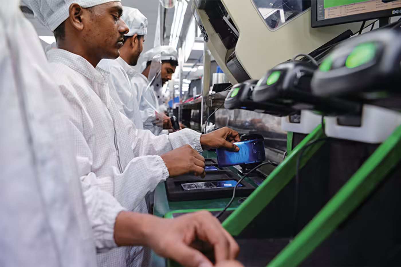 Công nhân lắp ráp điện thoại di động tại một nhà máy ở Ấn Độ.