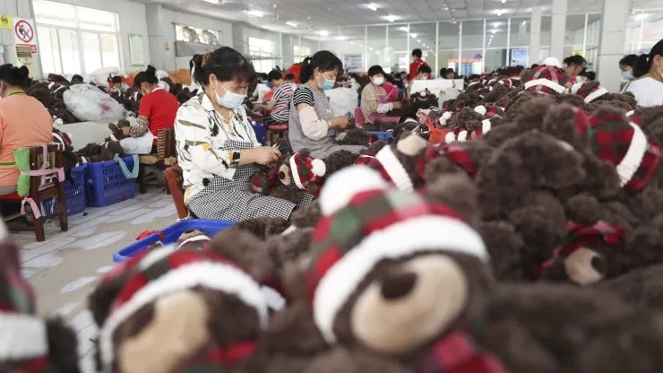 Xuất khẩu của Trung Quốc tăng 16,9% trong tháng 5 so với một năm trước, nhanh hơn hai lần so với dự kiến ​​của các nhà phân tích. Hình ảnh ở đây vào ngày 15 tháng 6 năm 2022, là những công nhân ở tỉnh Giang Tô đang làm những con gấu đồ chơi nhồi bông để xuất khẩu.