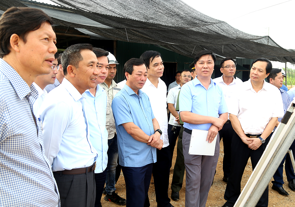 Chủ tịch tỉnh Phú Thọ- Bùi Văn Quang kiểm tra tình hình thực hiện các dự án: tại Cụm công nghiệp thị trấn Sông Thao, huyện Cẩm Khê.