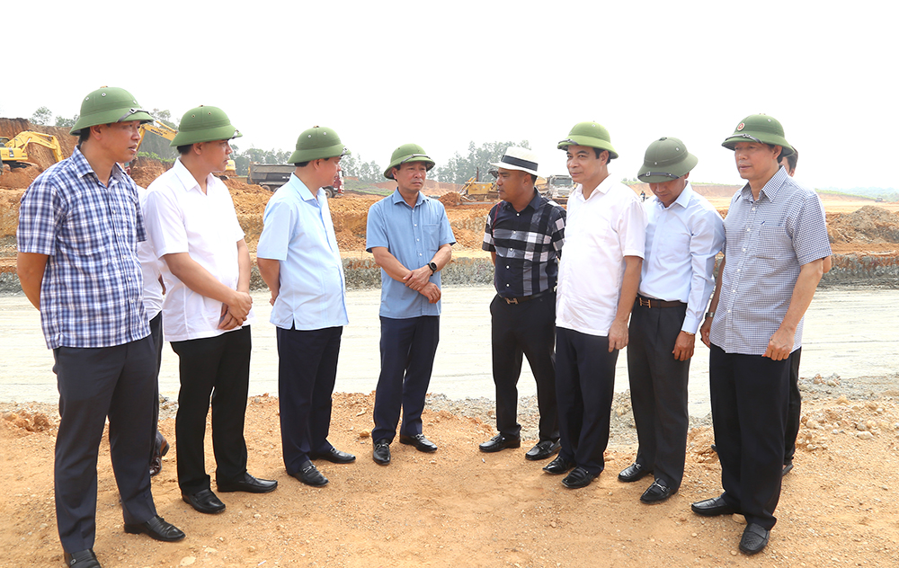 Chủ tịch UBND tỉnh Phú Thọ- Bùi Văn Quang kiểm tra tiến độ xây dự hạ tầng kỹ thuật Cụm công nghiệp Vạn Xuân, huyện Tam Nông do Công ty TNHH TM và DV Lân Huế làm chủ đầu tư.
