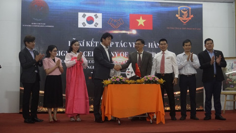 The signing ceremony between Pham Ngu Lao High School and the Korea -Vietnam Economic Corporation Committee  (KVECC)