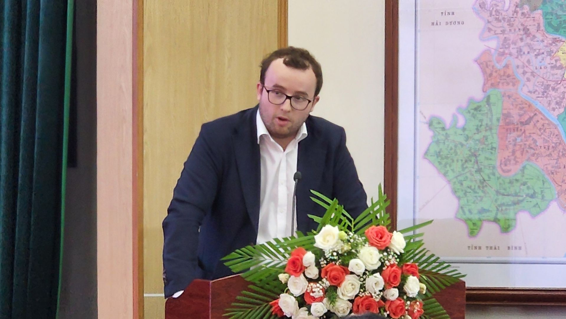 Ông Harry Rawicz - Szczerbo trưởng phòng thương mại và đầu tư Đại sứ quán Vương Quốc Anh tại Việt Nam Phát biểu tại hội nghị