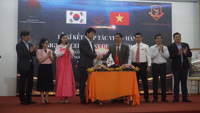 The Korea-Vietnam Economic Support Committee and Pham Ngu Lao Secondary School and Pham Ngu Lao High School signed an official agreement to create unity and serve as a focal point for deeper cooperation programs between the two units